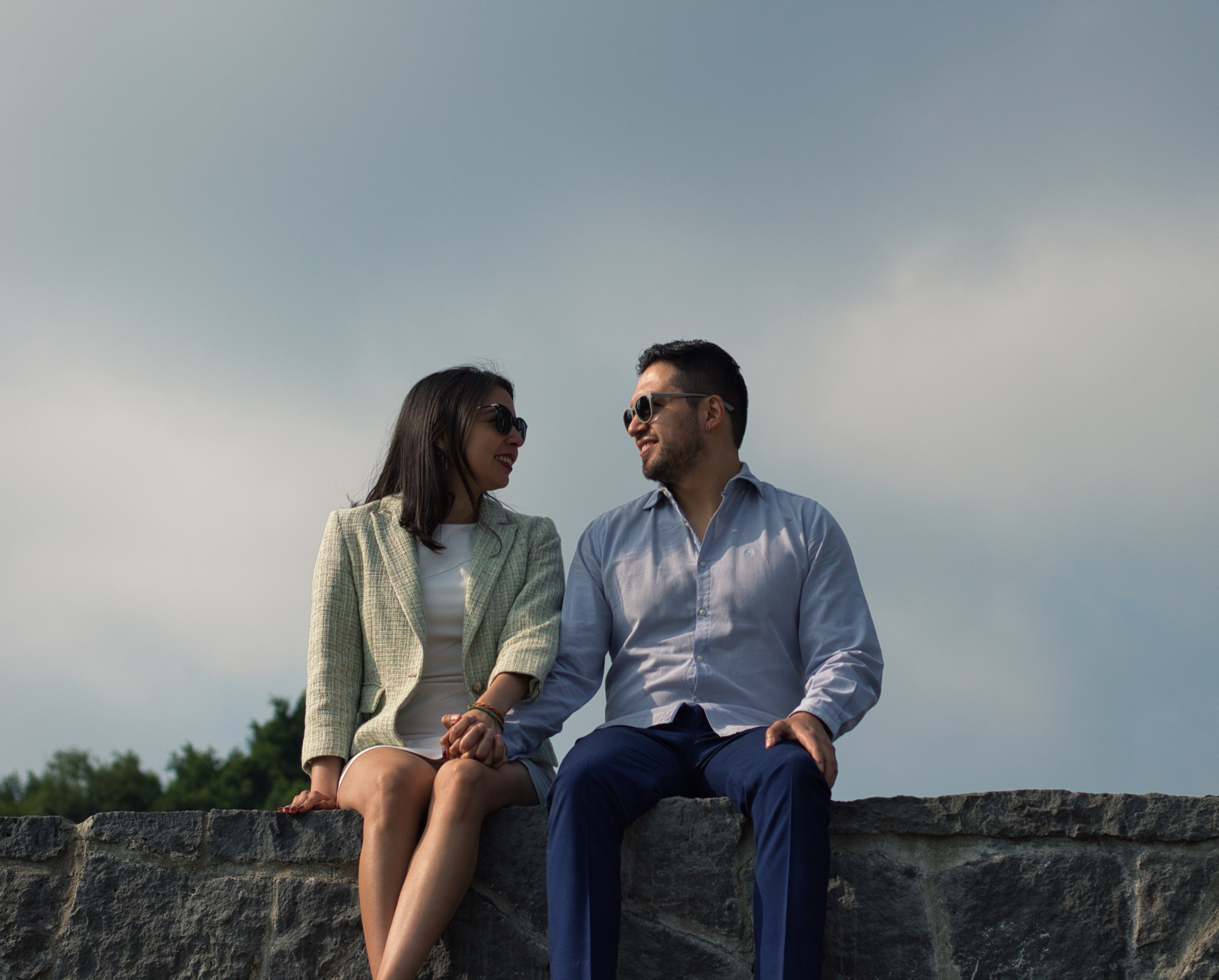 Estefanía y Marco tomados de la mano